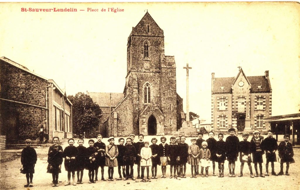 Place de St Sauveur Lendelin en 1930